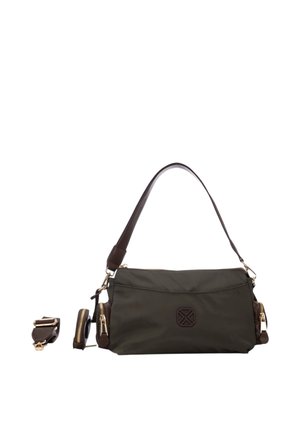 Borsa a mano rettangolare verde scuro con manici marroni e tasche con cerniera, mostrata con tracolle staccabili su sfondo bianco.