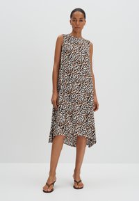 Mouwloze bruine bloemenjurk met een hoge-lage zoom, met een mix van witte, beige en bruine bloemen op een donkere achtergrond.