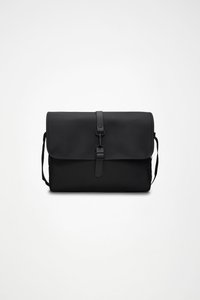 Μαύρη τσάντα ταχυδρόμου από λείο υλικό, με μπροστινό καπάκι, ρυθμιζόμενο ιμάντα και κούμπωμα για ασφάλεια.