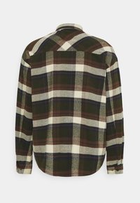 Koszula flanelowa z kratowanym wzorem w ciemnozielonym, burgundowym, granatowym i kremowym kolorze. Długie rękawy, kołnierzyk i zaokrąglony dół. Teksturowany materiał.