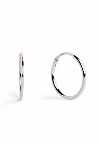 Srebrne kolczyki w kształcie obręczy z gładkim, wypolerowanym wykończeniem. Okrągły kształt z bezszwowym zawiasem. Cienki profil, podkreślający elegancki design.