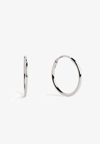Pendientes de aro de plata con un acabado liso y pulido. Forma circular con una bisagra sin costuras. Perfil delgado, que destaca un diseño elegante.