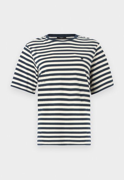 Μπλούζα με κοντά μανίκια και στρογγυλή λαιμόκοψη, με οριζόντιες ρίγες σε ναυτικό μπλε και λευκό και μικρό κεντητό μαύρο λογότυπο στο στήθος.