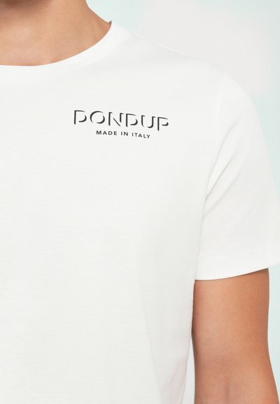 Valge puuvillane t-särk, millel on must logo "DON DUP" ja allpool silt "MADE IN ITALY". Ümmargune kaelus ja lühikesed varrukad.