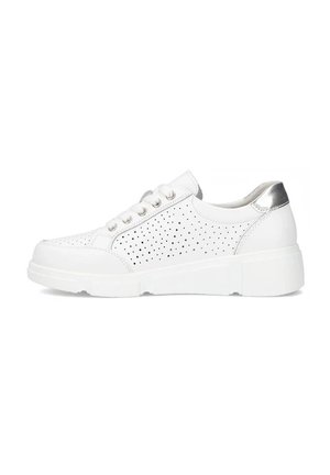 Białe skórzane sneakersy z perforowanym wzorem i srebrnymi akcentami. Posiadają płaską białą podeszwę. Sznurowadła przymocowane pięcioma metalowymi oczkami.