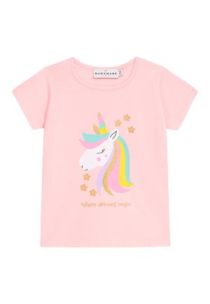 Rosa Baumwoll-T-Shirt mit einem Einhorn-Motiv, das eine mehrfarbige Mähne und goldene Akzente zeigt. Darunter steht der Text "Where dreams begin."