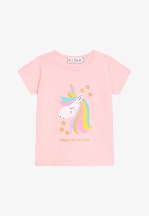 Rosa Baumwoll-T-Shirt mit einem Einhorn-Motiv, das eine mehrfarbige Mähne und goldene Akzente zeigt. Darunter steht der Text "Where dreams begin."