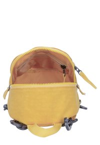 Borsa di stoffa gialla con apertura con zip, fodera interna morbida e dettagli in hardware all'esterno. Presenta una piccola maniglia sulla parte superiore.