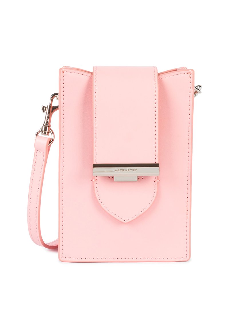 Petit sac bandoulière rectangulaire en cuir rose clair avec fermeture à rabat et fermoir métallique argenté, doté d'une bandoulière amovible et de coutures soignées.