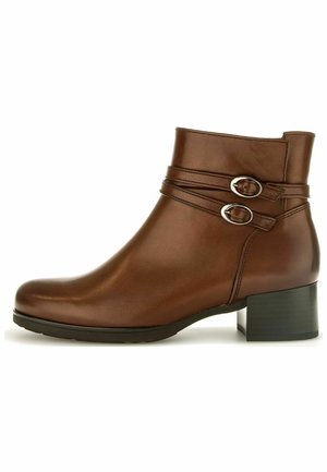 Braune Leder-Ankle-Boots mit glatter Oberfläche, ausgestattet mit zwei dekorativen Schnallen und einem klobigen schwarzen Absatz. Runde Zehenform.