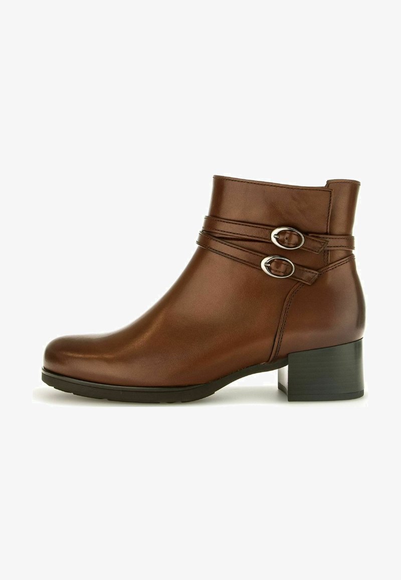 Braune Leder-Ankle-Boots mit glatter Oberfläche, ausgestattet mit zwei dekorativen Schnallen und einem klobigen schwarzen Absatz. Runde Zehenform.