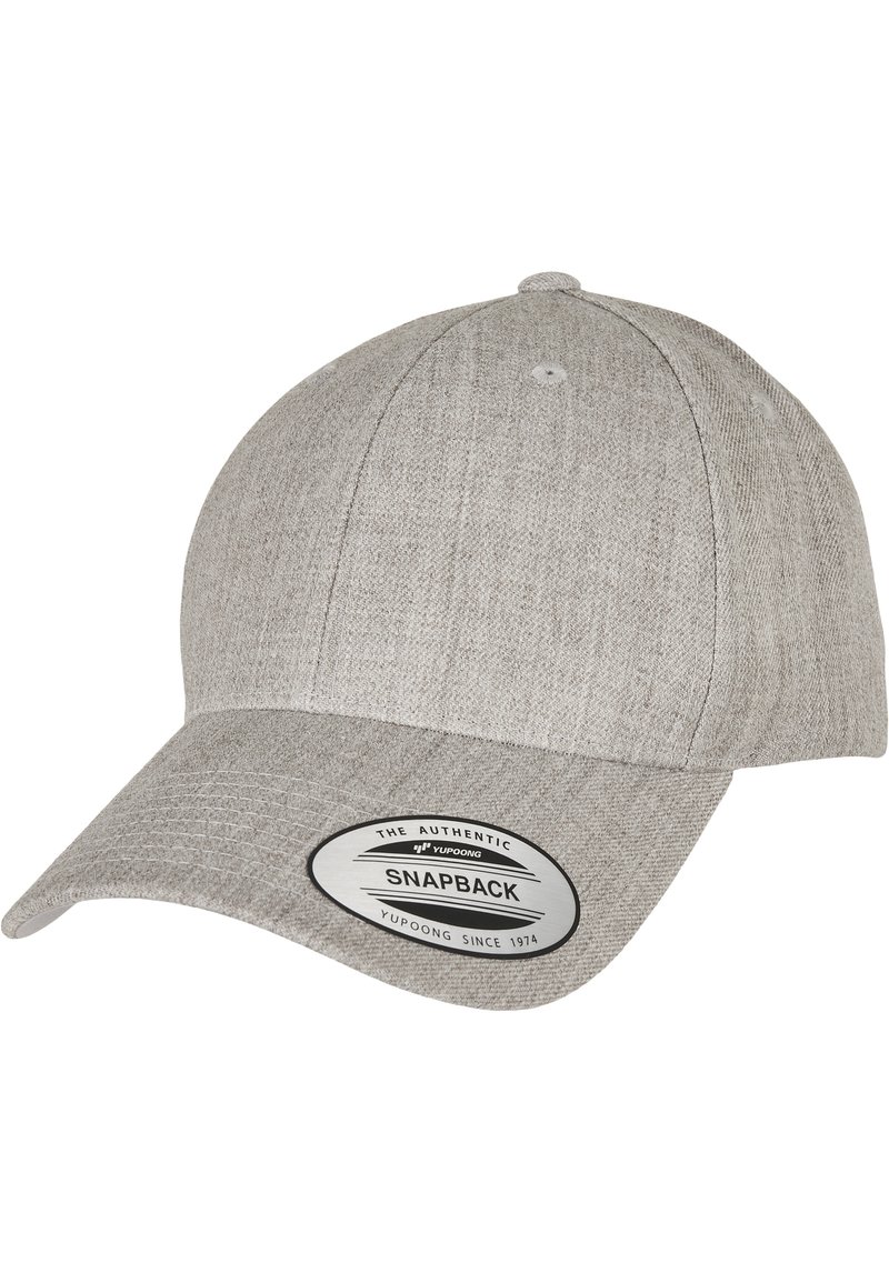 Grå snapback-cap laget av teksturert stoff, med en buet skjerm og et sirkulært logo-klistremerke med merkevarenavnet foran.