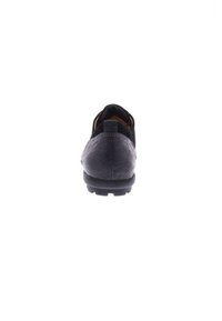 Schwarzer Lederschuh mit runder Form, strukturiertem Obermaterial, einer Zuglasche hinten und einer robusten Gummisohle in Schwarz für guten Halt.