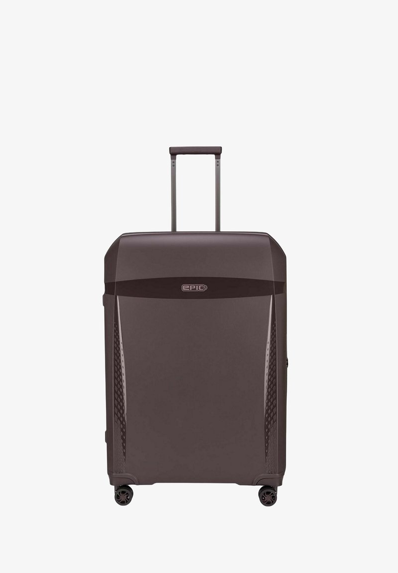 Valigia rigida marrone con superficie liscia, design elegante, manico retrattile e quattro ruote per la mobilità. Presenta un motivo testurizzato sui lati.