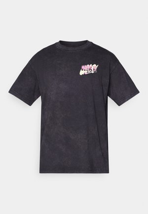 T-shirt de algodão preto com um gráfico frontal apresentando o logótipo "NIKE" em rosa e branco. Corte regular, mangas curtas, gola redonda, tecido texturizado.
