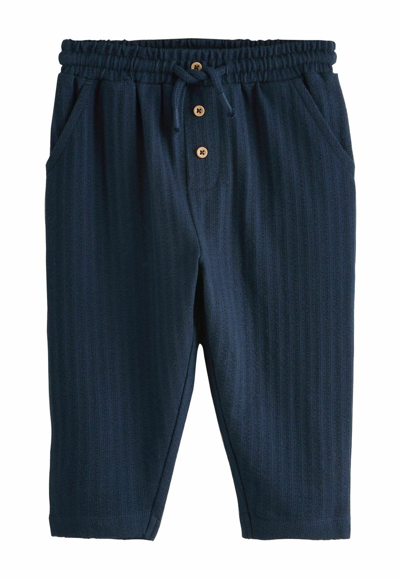 Pantaloni blu navy con design testurizzato a coste. Caratterizzati da un elastico in vita con coulisse e tre bottoni in legno. Dotati di tasche laterali.