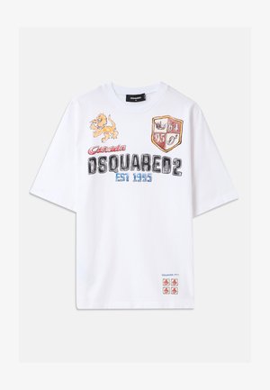 Witte katoenen T-shirt met kleurrijke graphics, waaronder een leeuw, schilden en tekst. Losse pasvorm met korte mouwen. Accenten in rood en blauw.
