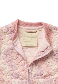 Pehmustettu vaaleanpunainen ja violetti kukallinen taaperoiden takki, jossa on resorikaulus, edessä vetoketju ja ommeltu nimilappu sekä suosikkipaikalle.