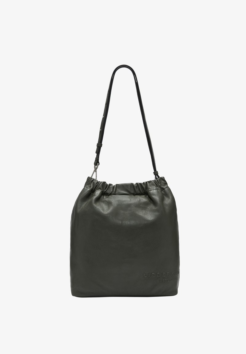 Dunkelgrüne Schultertasche aus weichem Leder mit gerafftem oberen Rand, verstellbarem dünnem Riemen und geprägt "Liebeskind Berlin"-Logo an der unteren Ecke.