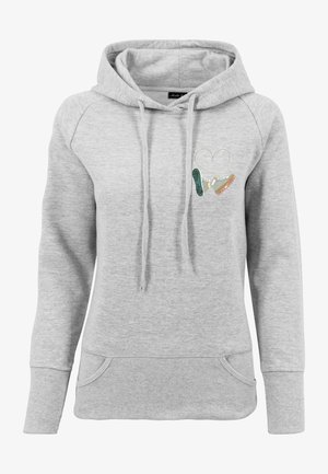Jasnoszara bluza z kapturem, z kieszeniami z przodu oraz sercowatym wzorem wykonanym z kolorowych sneakersów na lewym boku klatki piersiowej.