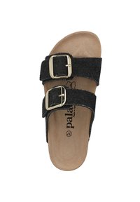 Sandalo in denim nero con due fibbie d'oro regolabili, soletta piatta e imbottita, e dettaglio del logo stampato su una suola beige.