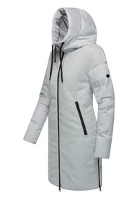 Sivi dugi kaput s podstavljenim izgledom, s kapuljačom, crnim vezicama i bočnim džepovima na zip; napravljen od mekog, teksturiranog materijala.
