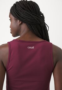 Casall CREASE SLEEVELESS CROP - Top - evening red