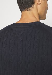 Tommy Hilfiger CLASSIC CABLE CREW NECK - Jumper - desert sky