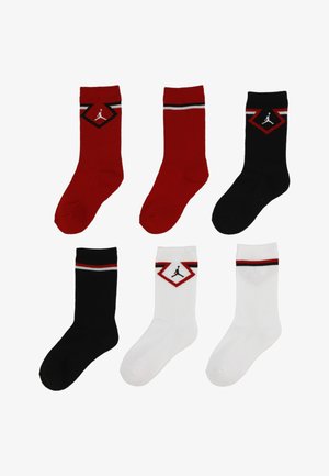 Seš pāri sporta zeķēm: sarkanas, melnas un baltas. Katram pārim ir dimanta formas logotips ar kontrastējošām svītrām un mīksta tekstūra.