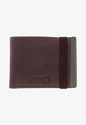 Cartera de cuero marrón con acentos verdes, cierre con banda elástica, textura suave, logo en relieve, diseño compacto y esquinas redondeadas.