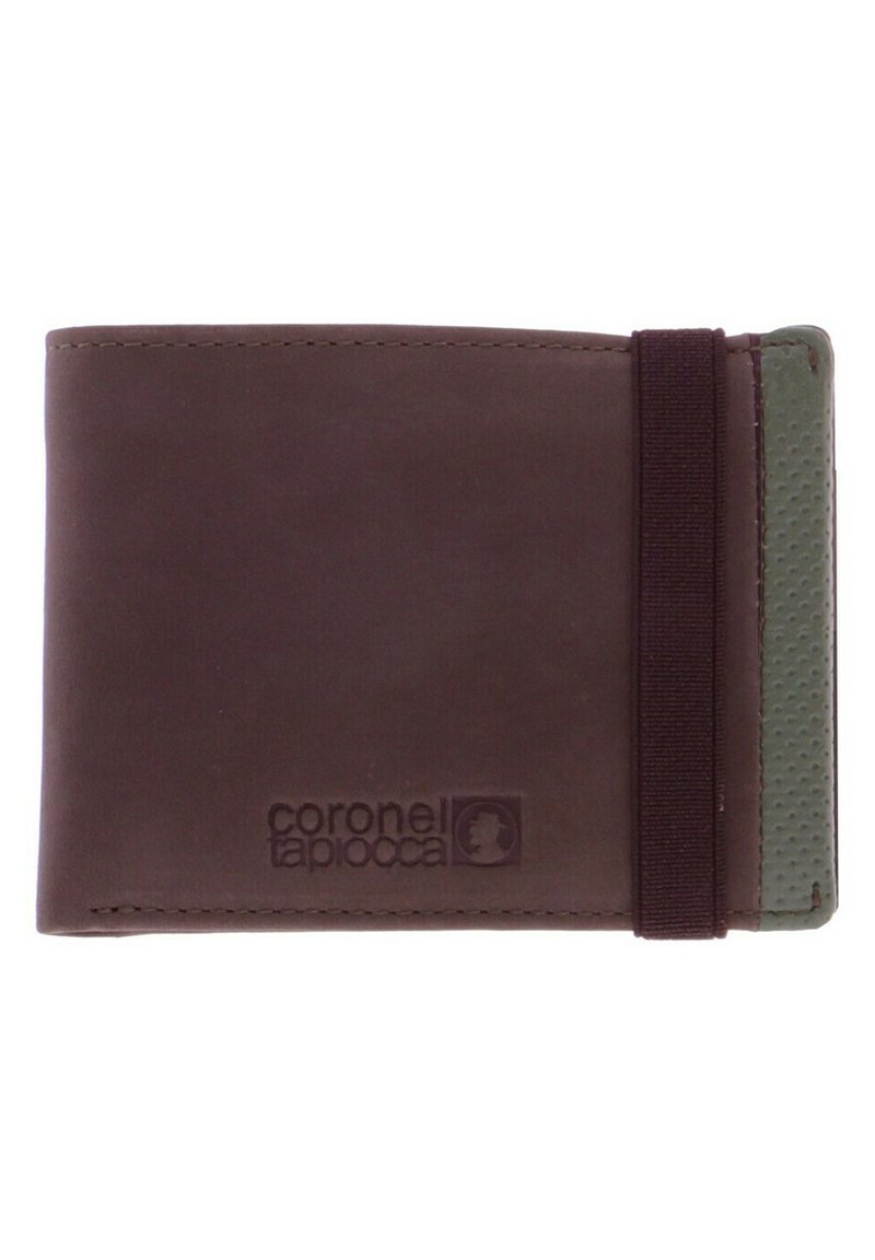 Cartera de cuero marrón con acentos verdes, cierre con banda elástica, textura suave, logo en relieve, diseño compacto y esquinas redondeadas.