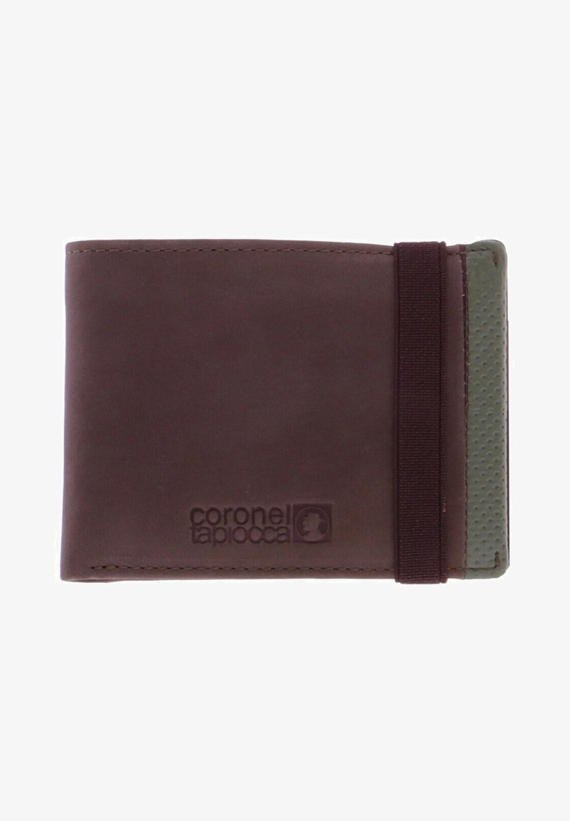 Cartera de cuero marrón con acentos verdes, cierre con banda elástica, textura suave, logo en relieve, diseño compacto y esquinas redondeadas.