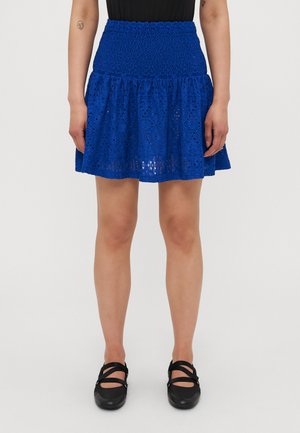 Gonna blu lace con un design a balze stratificate, caratterizzata da un motivo testurizzato e una vita elastica. Abbinata a scarpe nere slip-on.