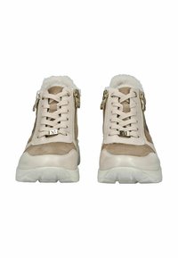 Sneaker in beige e bianco sporco per l'inverno con lacci frontali, cerniere laterali e interno in pelliccia morbida, mostrati di fronte su sfondo bianco.