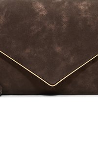 Brązowa skórzana kopertówka o teksturowanym wykończeniu, z złotym metalowym akcentem wzdłuż krawędzi klapki i w stylu koperty.