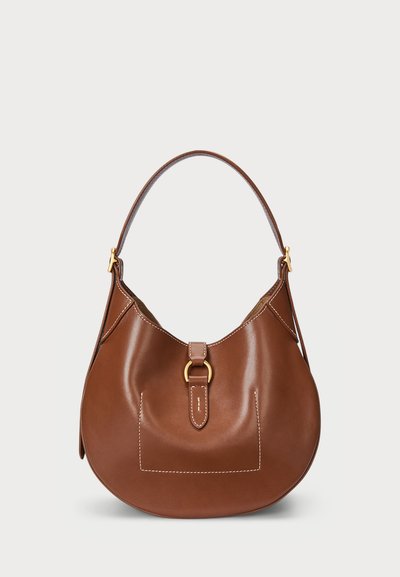 Ruda odinė rankinė su apvalia forma, auksinės spalvos užsegimas kilpa ir kontrastingas baltas siuvinėjimas priekinėje kišenėje.