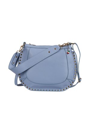 Sac à épaule en cuir bleu clair avec des clous dorés le long des bords et un pendentif drapeau italien près de la fermeture éclair, doté de sangles réglables et d'une forme incurvée.