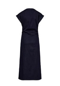 Robe midi en jean bleu foncé avec manches courtes retroussées et léger froncé à la taille, vue de dos sur fond blanc.