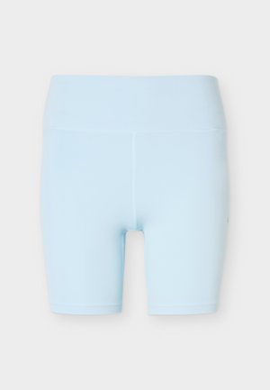 Ανοιχτό μπλε, αδιάκοπα ψηλόμεσα ποδηλατικά σορτς με επίπεδες ραφές, μήκους μέχρι τα γόνατα, απεικονισμένα σε απλό λευκό φόντο.