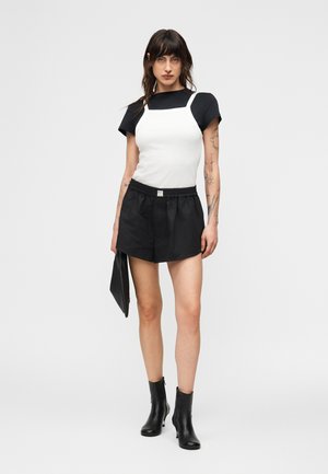 Κατάταξη 12: MM6 Maison Margiela - Σορτς