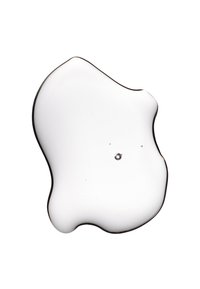 Goutte de liquide transparente, claire et de forme irrégulière, avec une petite bulle à l'intérieur, isolée sur un fond blanc.