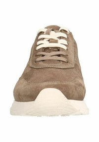 Bruine sneaker met een combinatie van mesh en suede materialen, voorzien van een crèmekleurige vetersluiting en een gestructureerde rubberen zool.