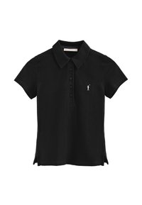 Camisa de polo negra con cuello, mangas cortas, tapeta de cinco botones, aberturas laterales y un logotipo bordado en blanco en el pecho.
