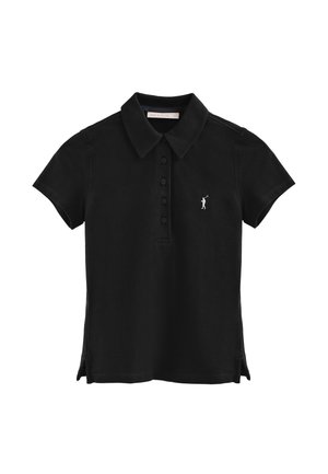 Camisa de polo negra con cuello, mangas cortas, tapeta de cinco botones, aberturas laterales y un logotipo bordado en blanco en el pecho.