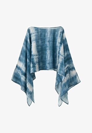 Poncho larg, tip tie-dye alb și albastru, cu mâneci largi și fluide și tiv asimetric, fabric ușor și decolteu tip bateau.