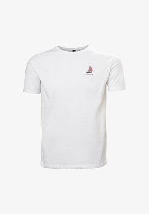 Camiseta de algodón blanca con mangas cortas y cuello redondo. Presenta un pequeño gráfico de un velero rojo en la zona del pecho izquierdo.