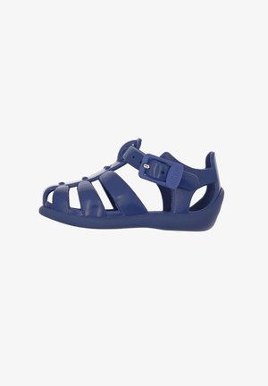 Sandal in plastica blu con design aperto, fibbia regolabile e suola texturizzata. Presenta fessure orizzontali e verticali per la traspirabilità.