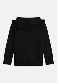 Sudadera negra con capucha ajustable, puños acanalados y una textura suave, diseñada con una estética minimalista y sin marcas visibles.