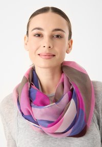 Multicolore sjaal in tinten van roze, paars en bruin, met een zachte, lichte textuur en een circulair ontwerp voor veelzijdige styling.