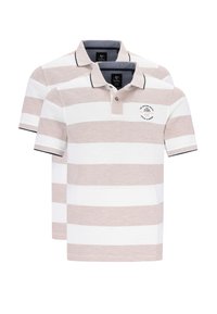 Polo w paski w odcieniach beżu i bieli, z kołnierzykiem, krótkimi rękawami i małym logo na klatce piersiowej. Miękka tekstura, casualowy design.